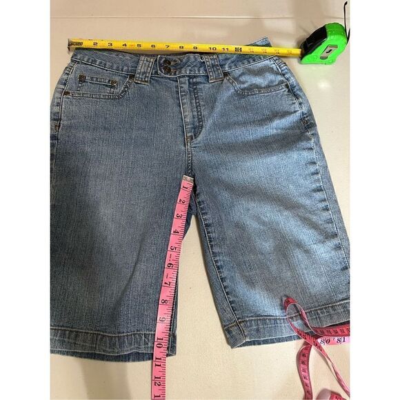 St. John's Bay Womens Denim Shorts Stretch Mid Length Blue Wash Size 4 - Picture 4 of 4